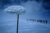 Patrouille gravissant les pentes verglacées du mont Igman